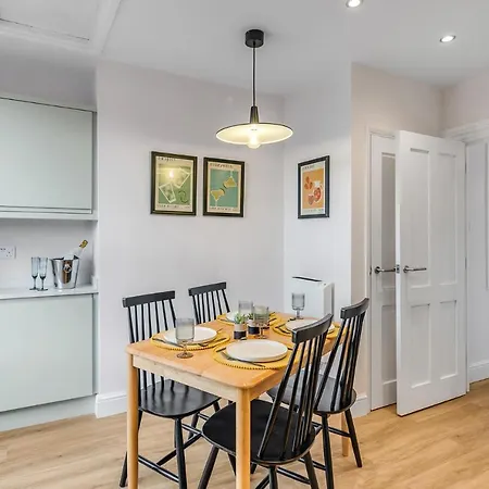 Stylish Coastal 2-Bed Apartment With Parking Cromer Exterior photo