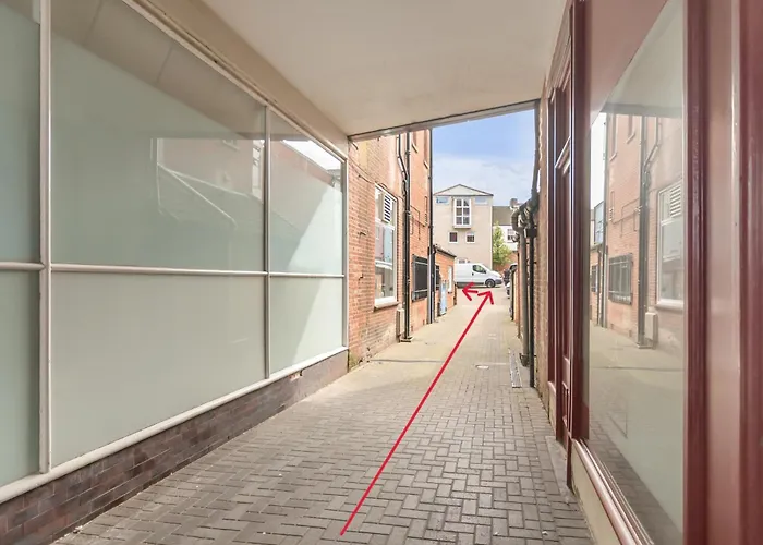 Stylish Coastal 2-Bed Apartment With Parking