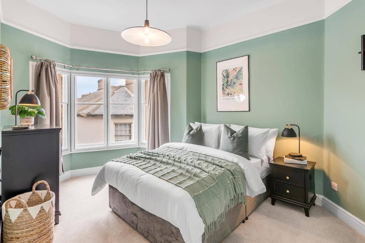 Stylish Coastal 2-bed With Parking Apartment *