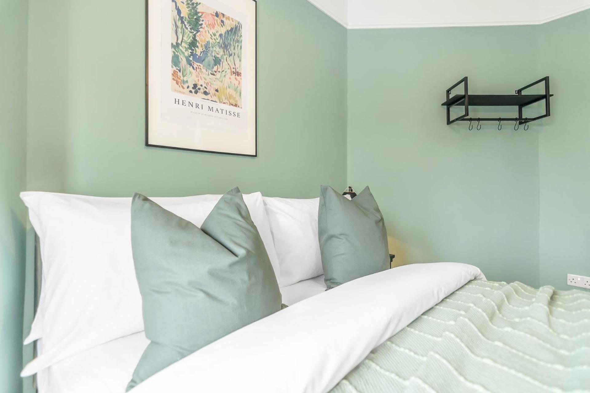 Apartment Stylish Coastal 2-bed With Parking *