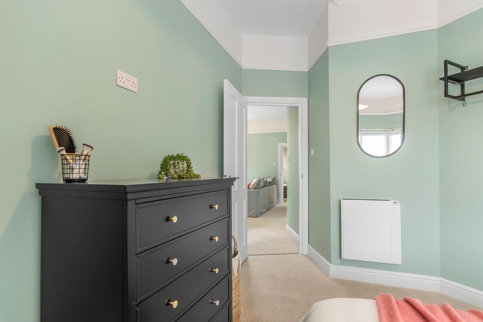 Stylish Coastal 2-bed With Parking *