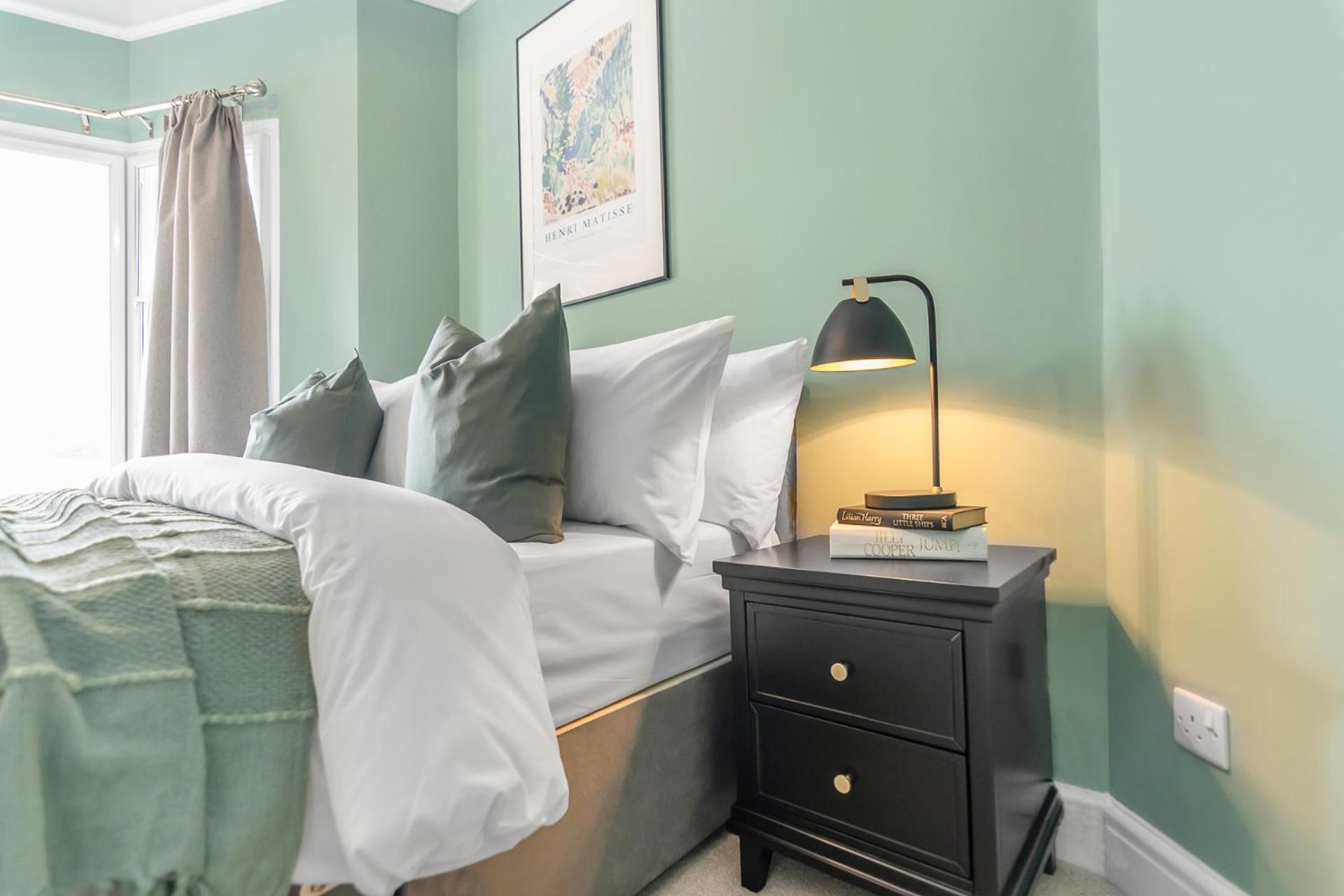 Stylish Coastal 2-bed With Parking Cromer