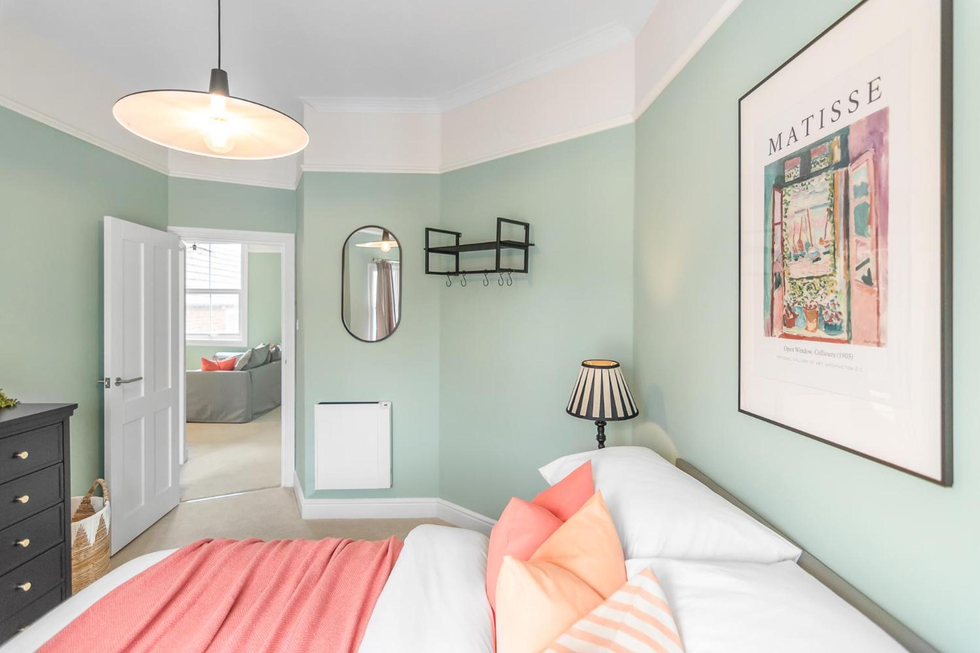 Apartment Stylish Coastal 2-bed With Parking *
