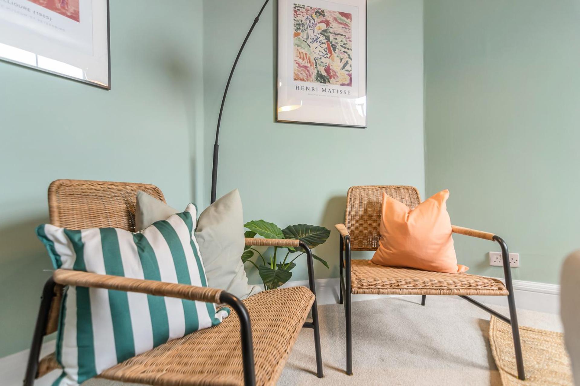 Stylish Coastal 2-bed With Parking