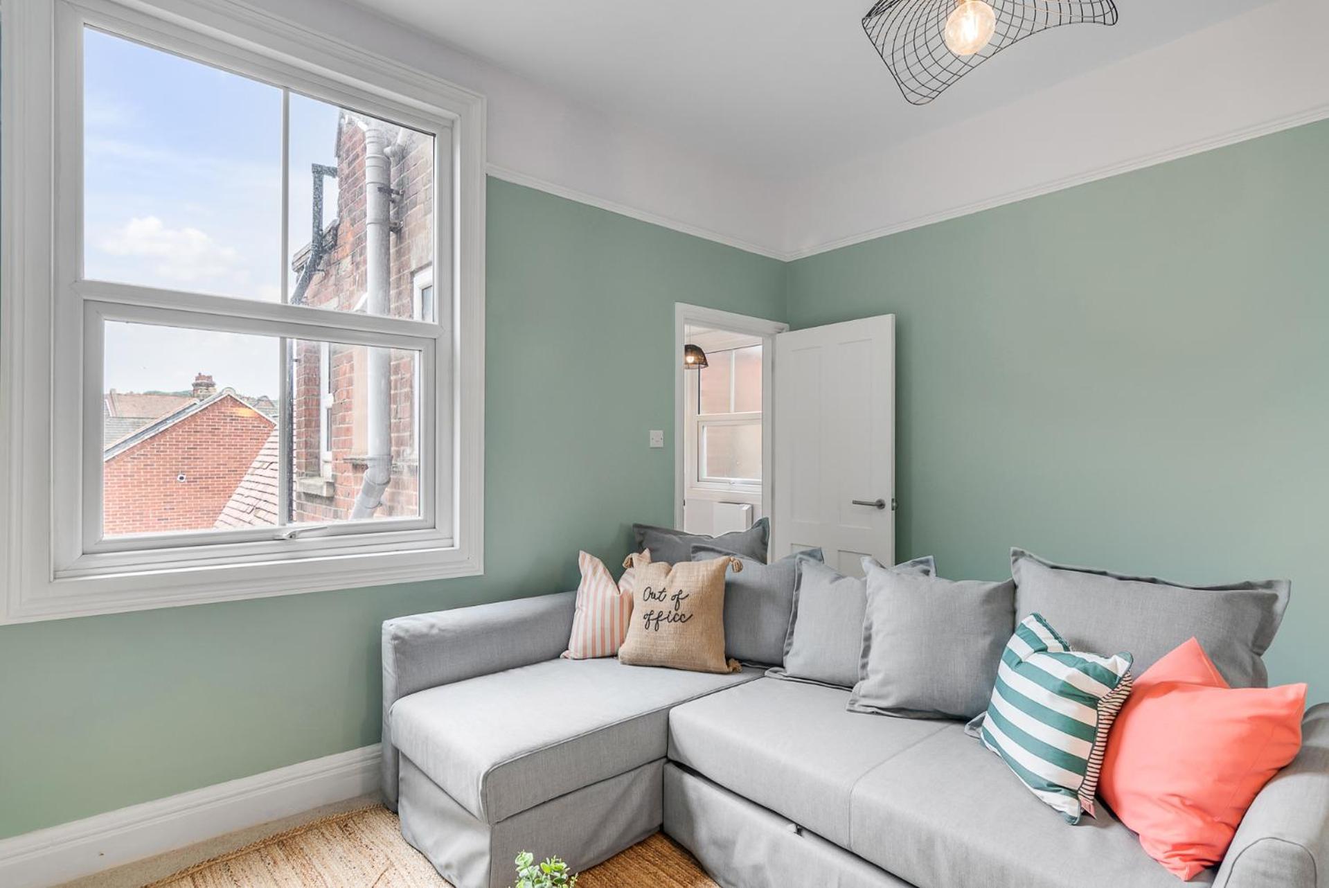 Stylish Coastal 2-bed With Parking
